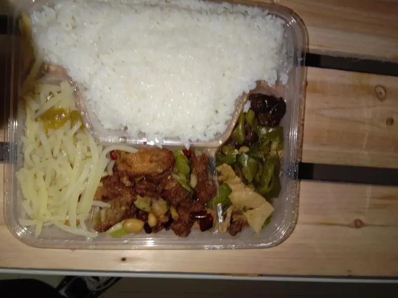 太励志！夫妻卖10元盒饭20年，凭薄利多销挣2套房，秘诀藏在凌晨3点的灶台里
 