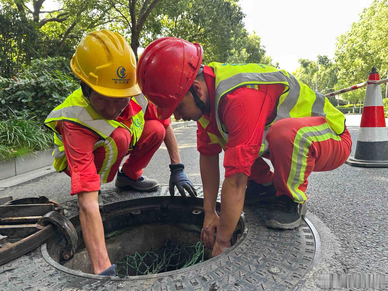 烈日下宁波水务工人守护城市地下排水管网 连日高温，宁波江北水务疏通工人陈涛、蒋业