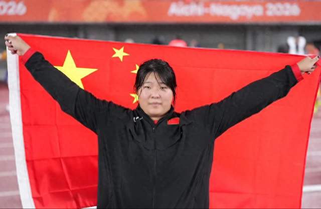 一枪夺冠！18岁严子怡用70米46，把亚运会赛场变成个人封神秀