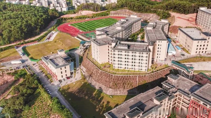 教育反思录（1109）
朋友的孩子
高考没考好
上公办的大学
只能是专科
想上本