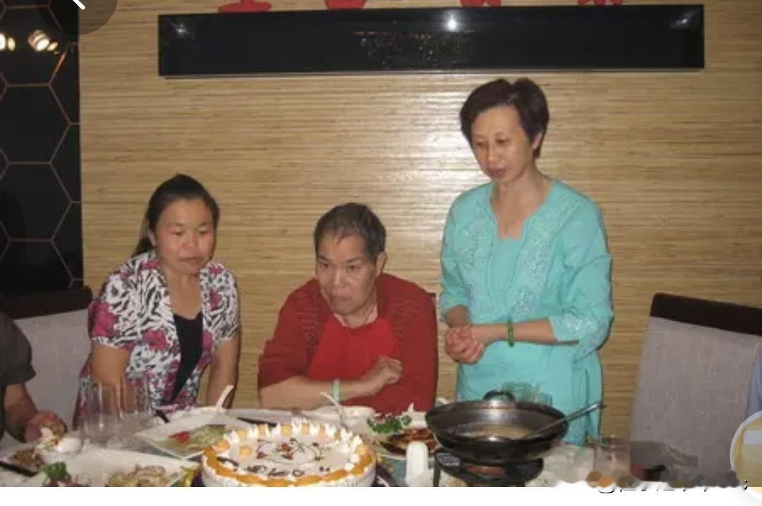 今中午吃年饭，特叫上父母不健在的侄儿侄女，好歹也给他们一个家的感觉。

…，吃毕