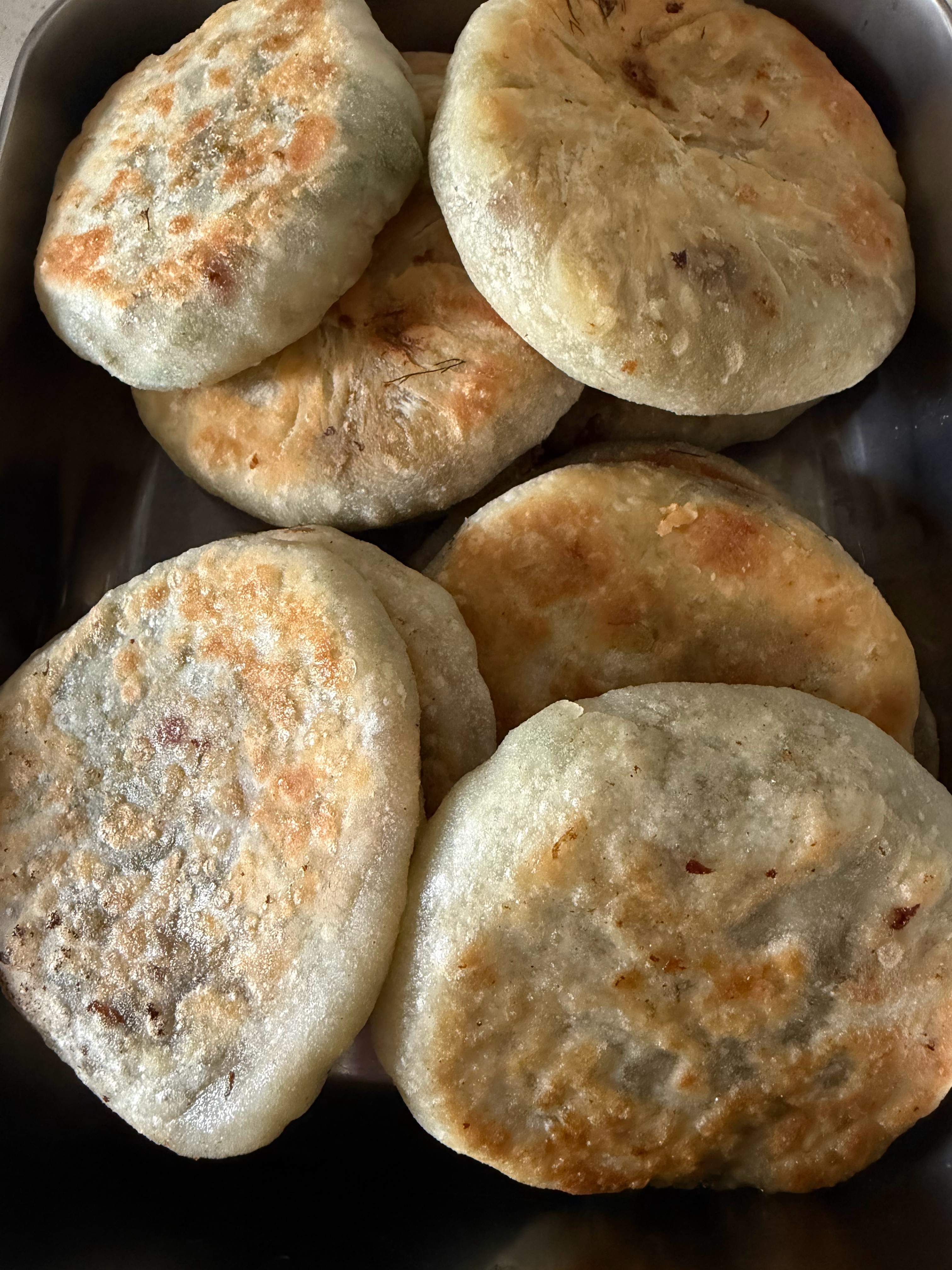 昨天中午老妈烙的荤香馅馅饼酥香～真不愧二级厨师证在手的人儿啊！品相味道太绝了～我