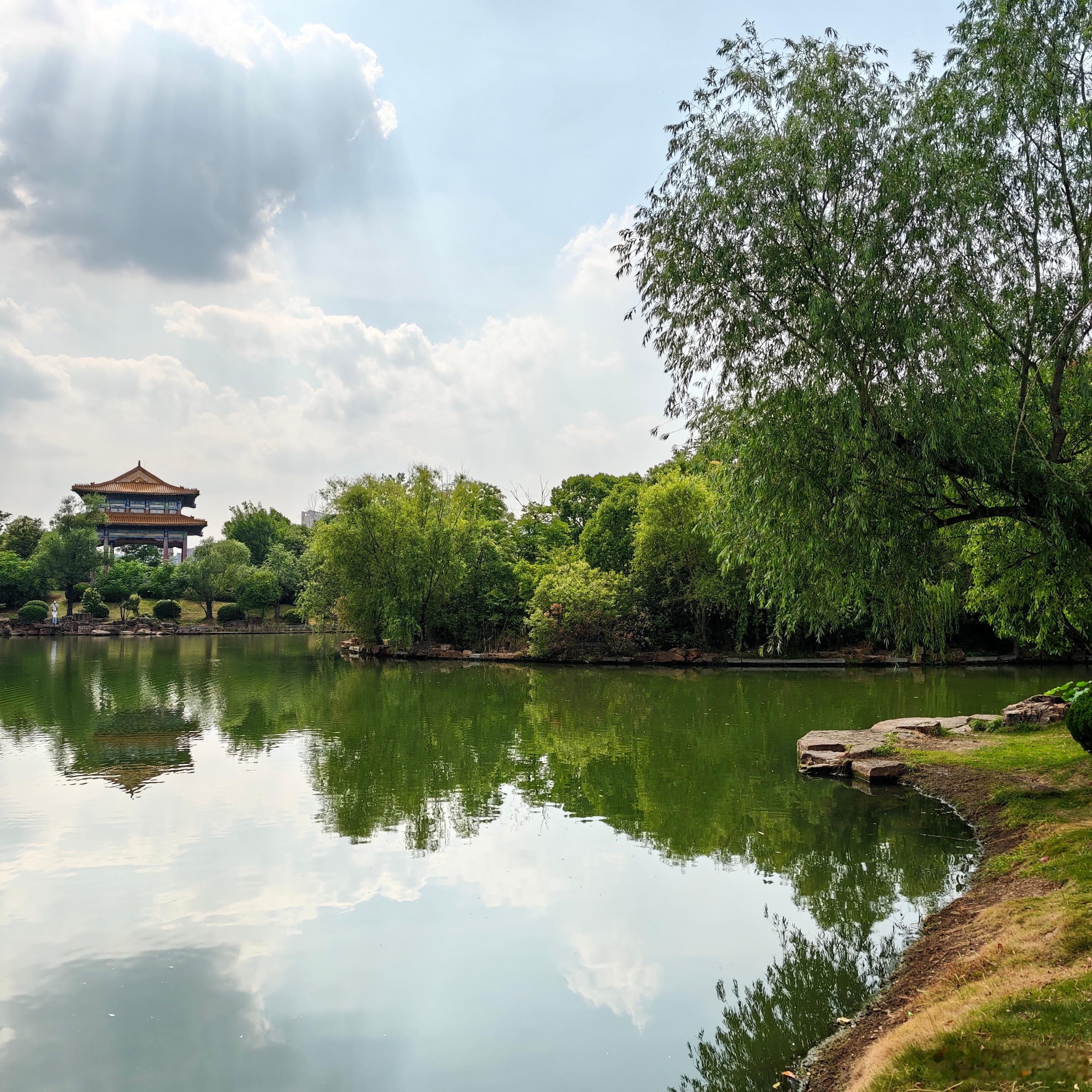 水面是一本摊开的书 云来批注，风来翻页 鱼是标点，偶尔跃出水面 打一个问号 