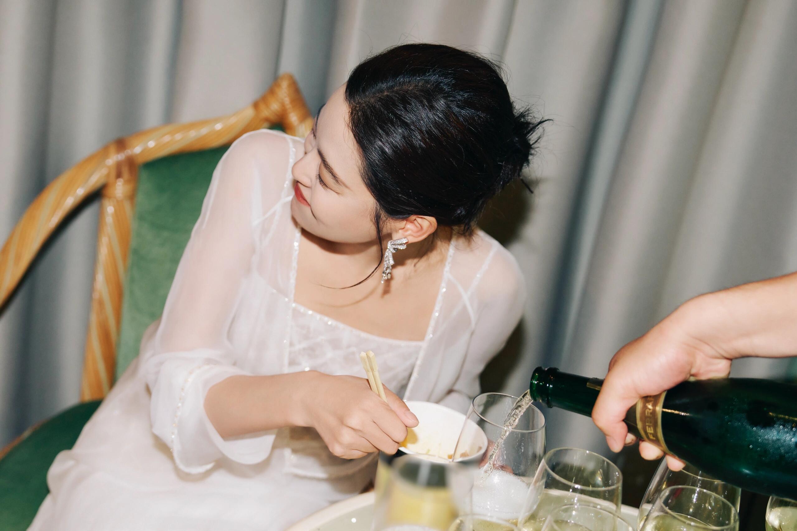辛芷蕾中国演员中国胃 庆祝获奖喝香槟也要吃泡面🍜辛芷蕾[超话] ​​​