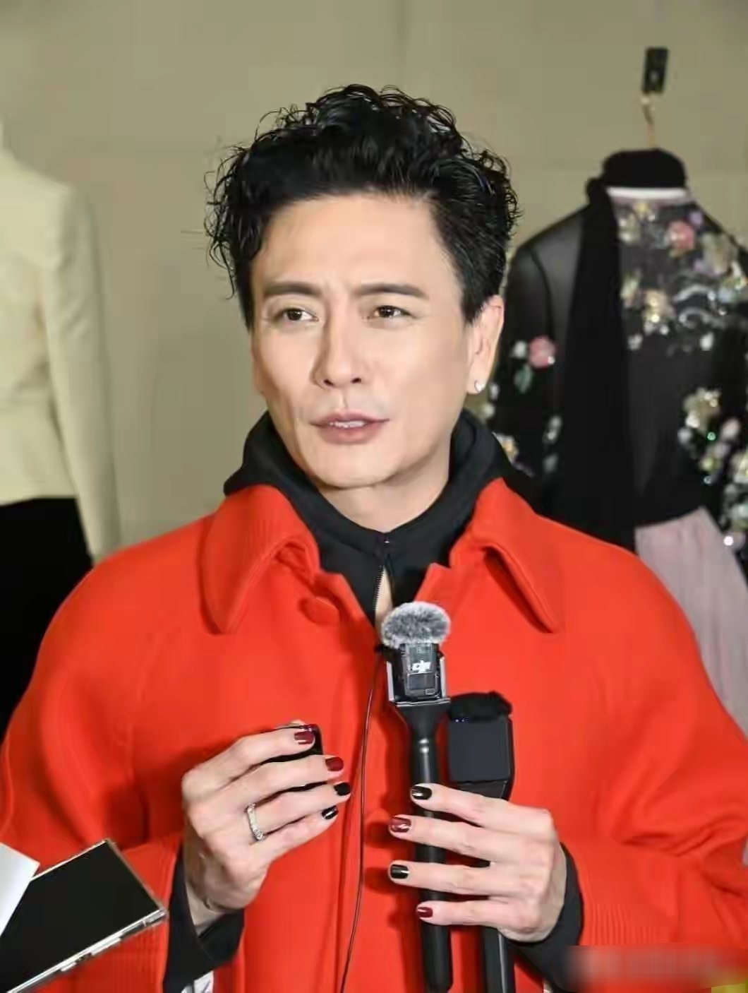 好像知道他为什么和胡杏儿分手了。 