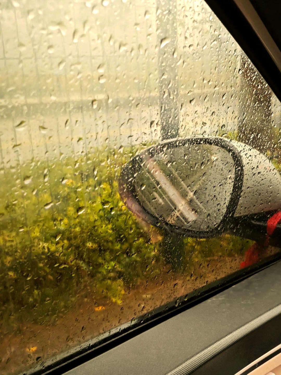 新能源车正确除雾，雨天视线不模糊
开新能源车1年多，跑了3万多公里，每到雨天就发