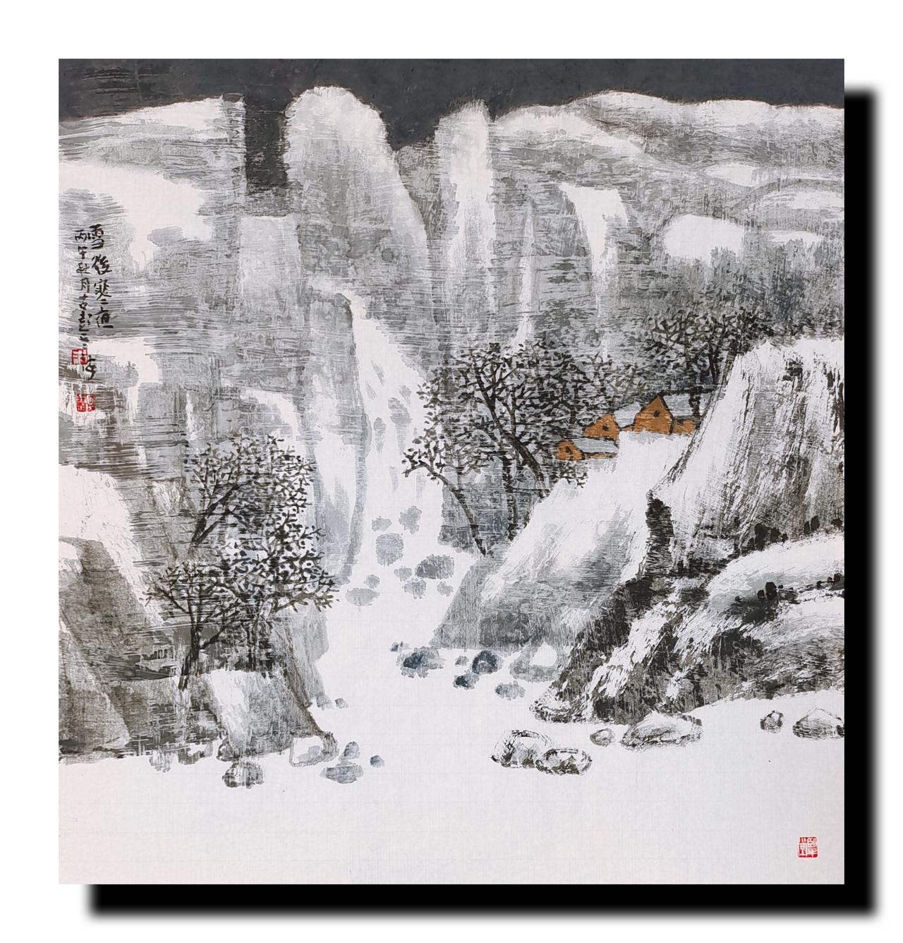 雪染千山，银装素裹。白雪茫茫覆满崇山峻岭，飞瀑凝冻，静悬崖壁，昔日奔涌的瀑布不再