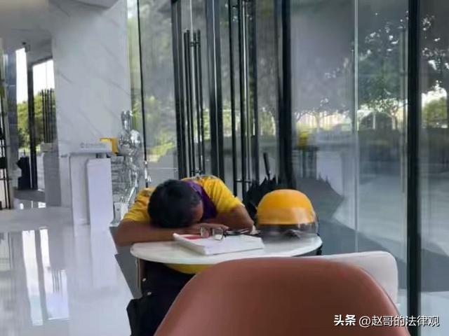 湖南长沙，奢侈品店老板怎么也没想到，自己不过是让累到快站不住的骑手进店歇了会儿，
