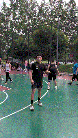 年轻人不气盛，还叫年轻人吗？一言不合就扣篮[泪奔]太秀了吧老弟……
#再打一次篮