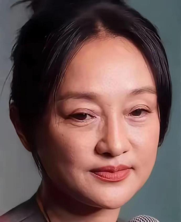51岁的周迅近照