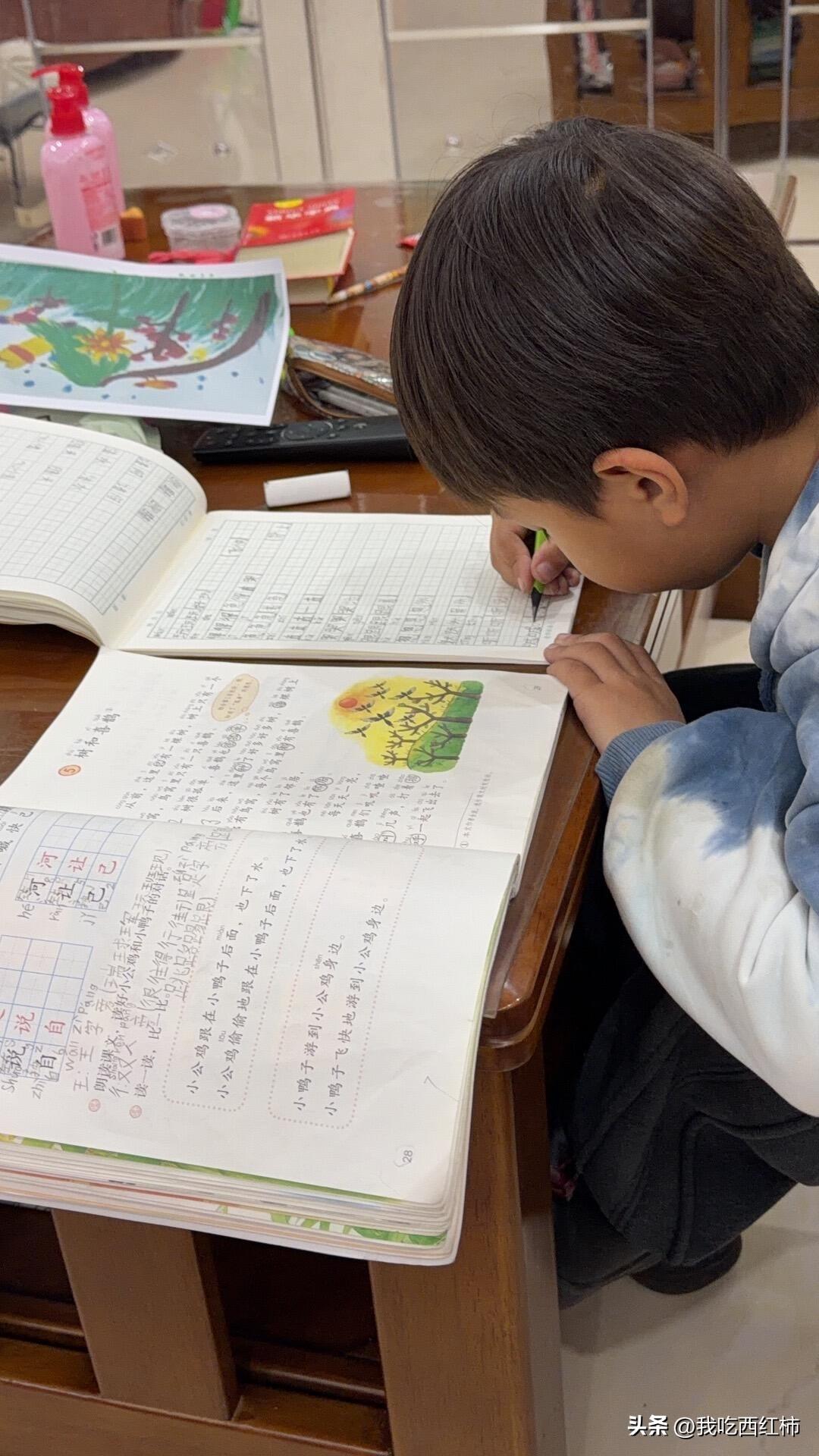 一年级的家长，太难了啊
孩子的爸爸声带医生建议休养，一年级的逆子辅导作业就轮到老