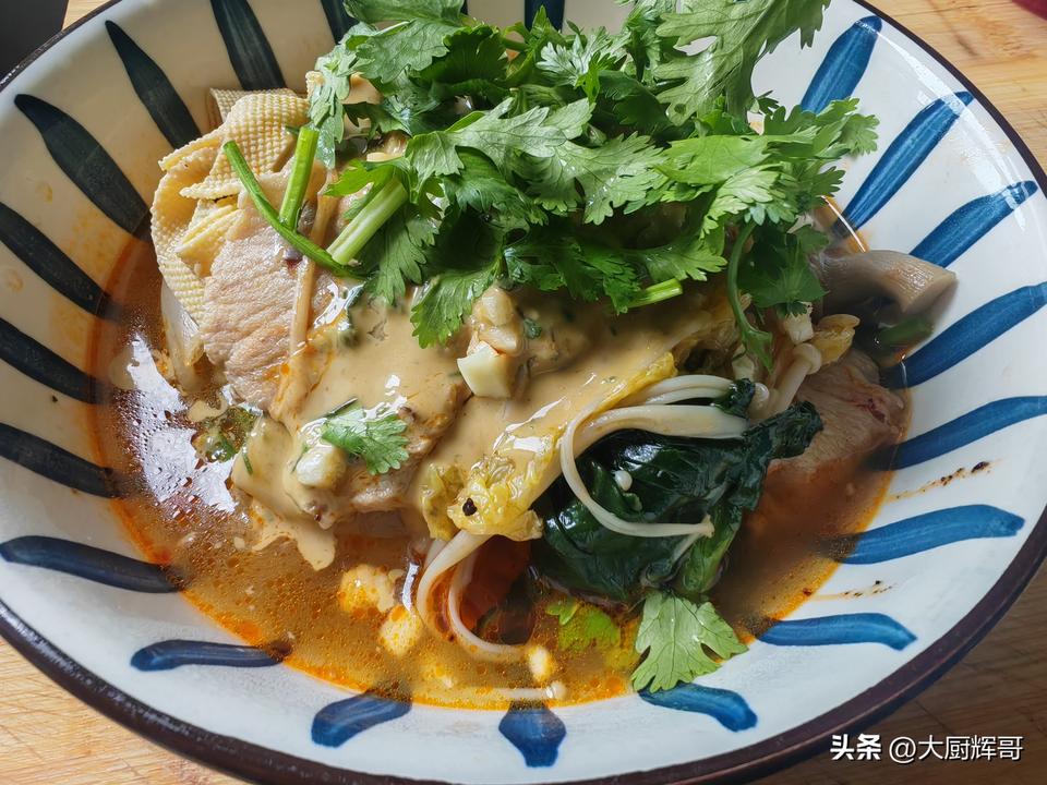 夏日生活打卡季中午解锁家庭版麻辣烫，各种蔬菜和肉片烫熟，淋上麻酱汁、蒜末、花椒油
