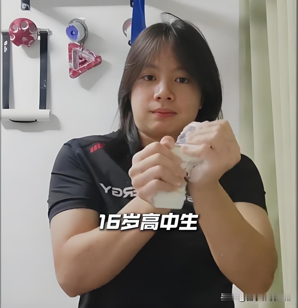 近日，广西一位16岁高中女生的握力训练视频走红社交平台，引发大量网友惊叹。
她的