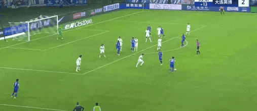 逐渐被被排除出主力阵容的汪海健居然射出一脚逆天的任意球！本以为皮球高的离谱要飞出