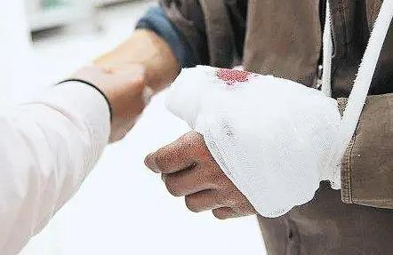 南京一男子工作时被机器绞断2根手指，没想到公司却以外包公司招聘为由，拒绝承担责任