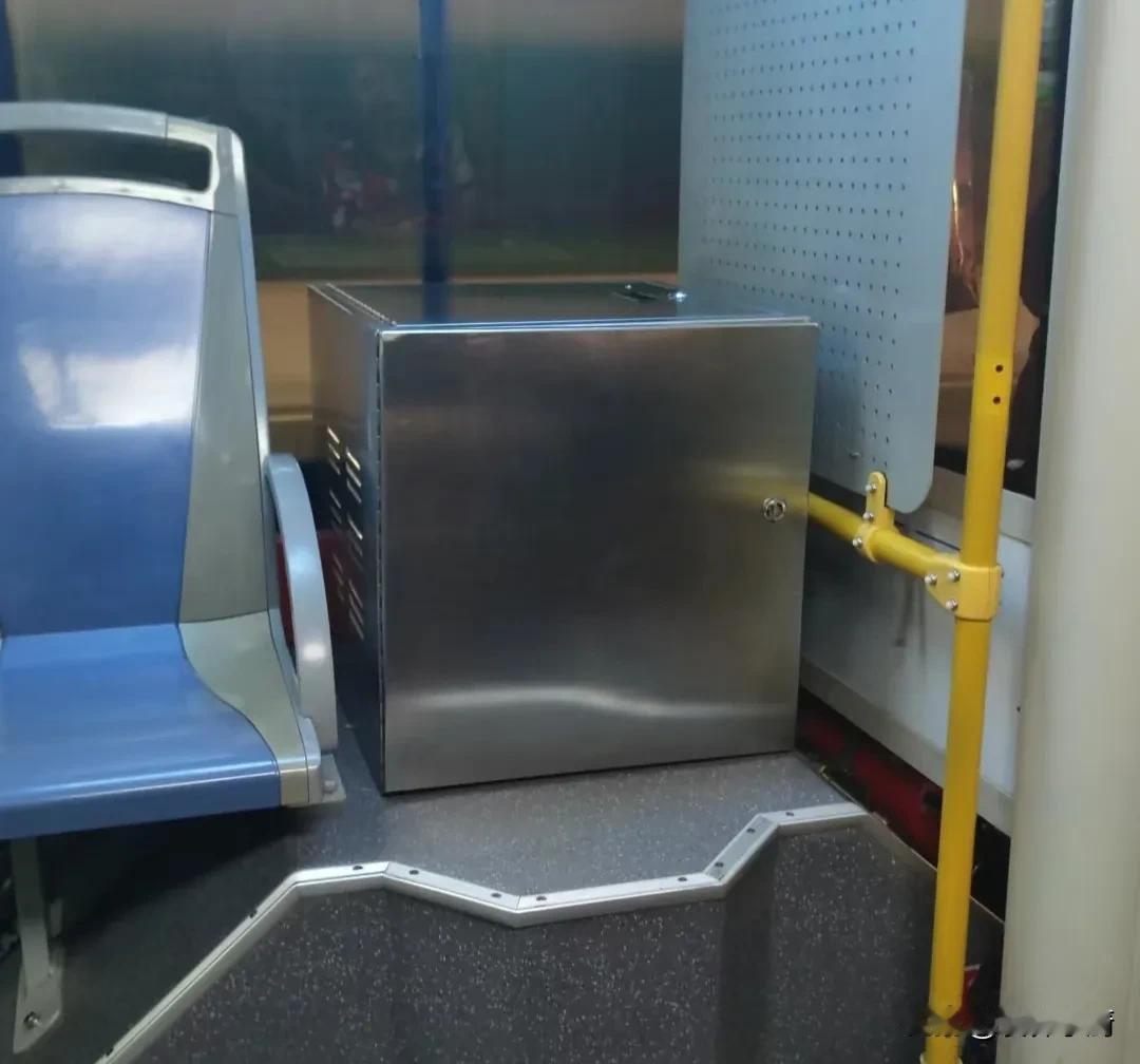 一直有个疑问，公交车司机椅子后面的箱子，到底能不能坐啊？

我每天坐车时间比较长