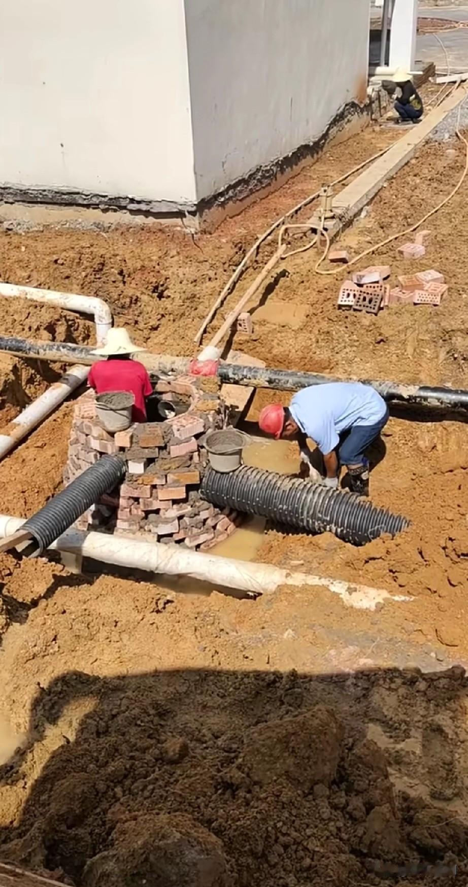 东莞的市雨污分流工程，原来这样的，怪不得工程干不完，根本干不完。这种工程里面，水