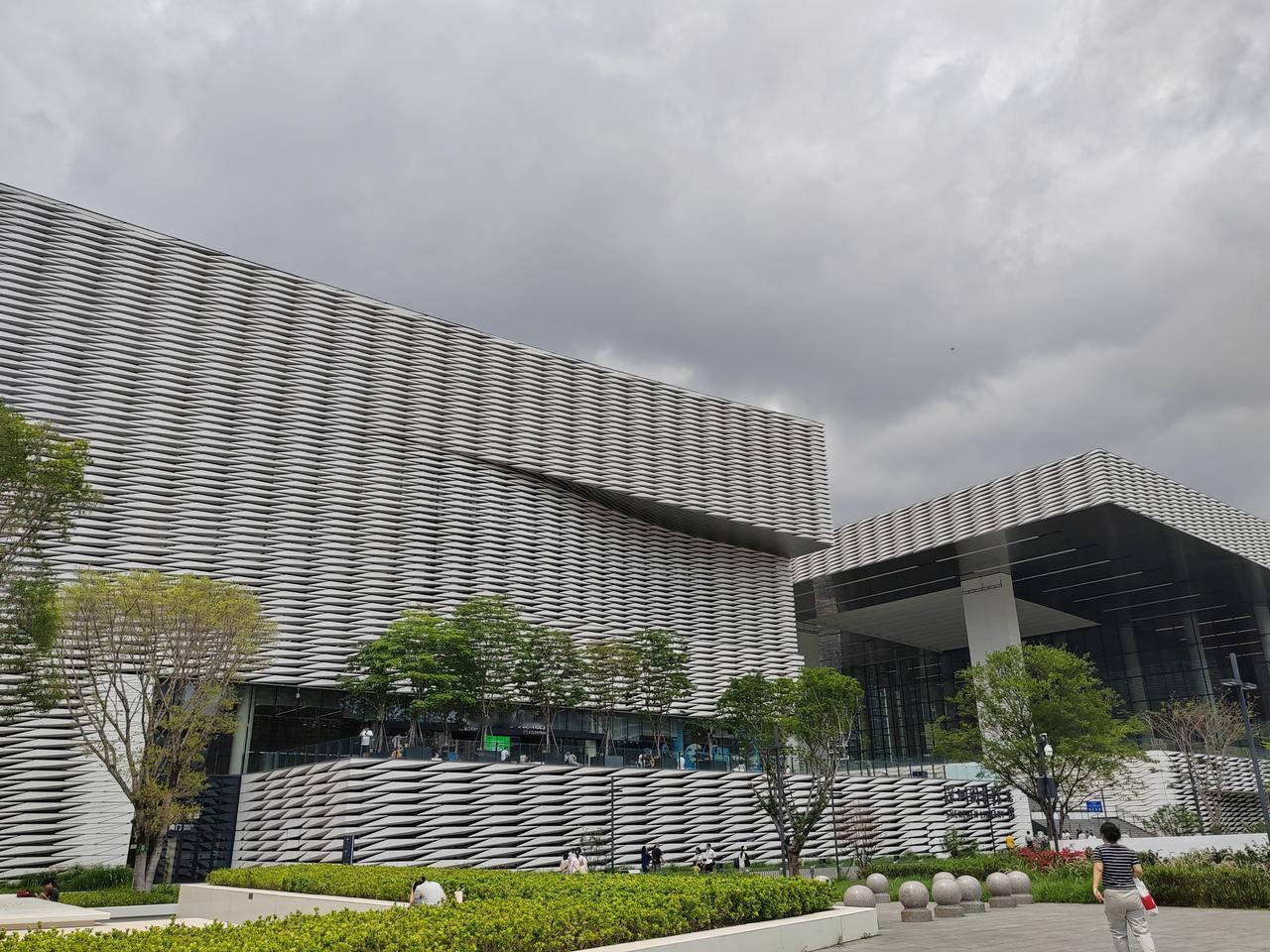 深圳新图书馆很现代很美，但好像有问题！

我第一次慕名而去深圳图书馆的一个新馆。