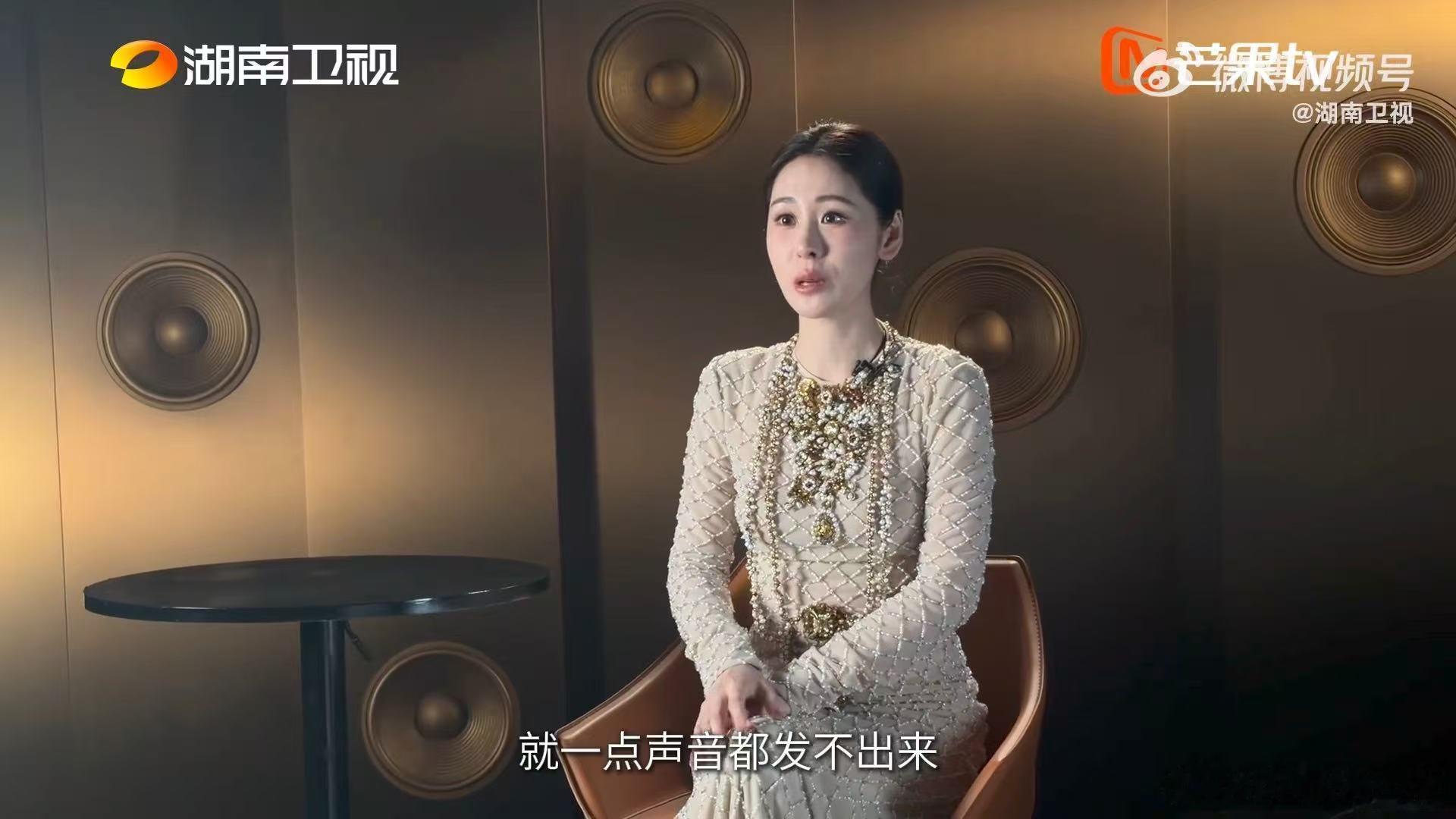 张碧晨曝何炅主持歌手前失声何炅曾登台前失声很难体会当时何老师有多难受，登台前彻底