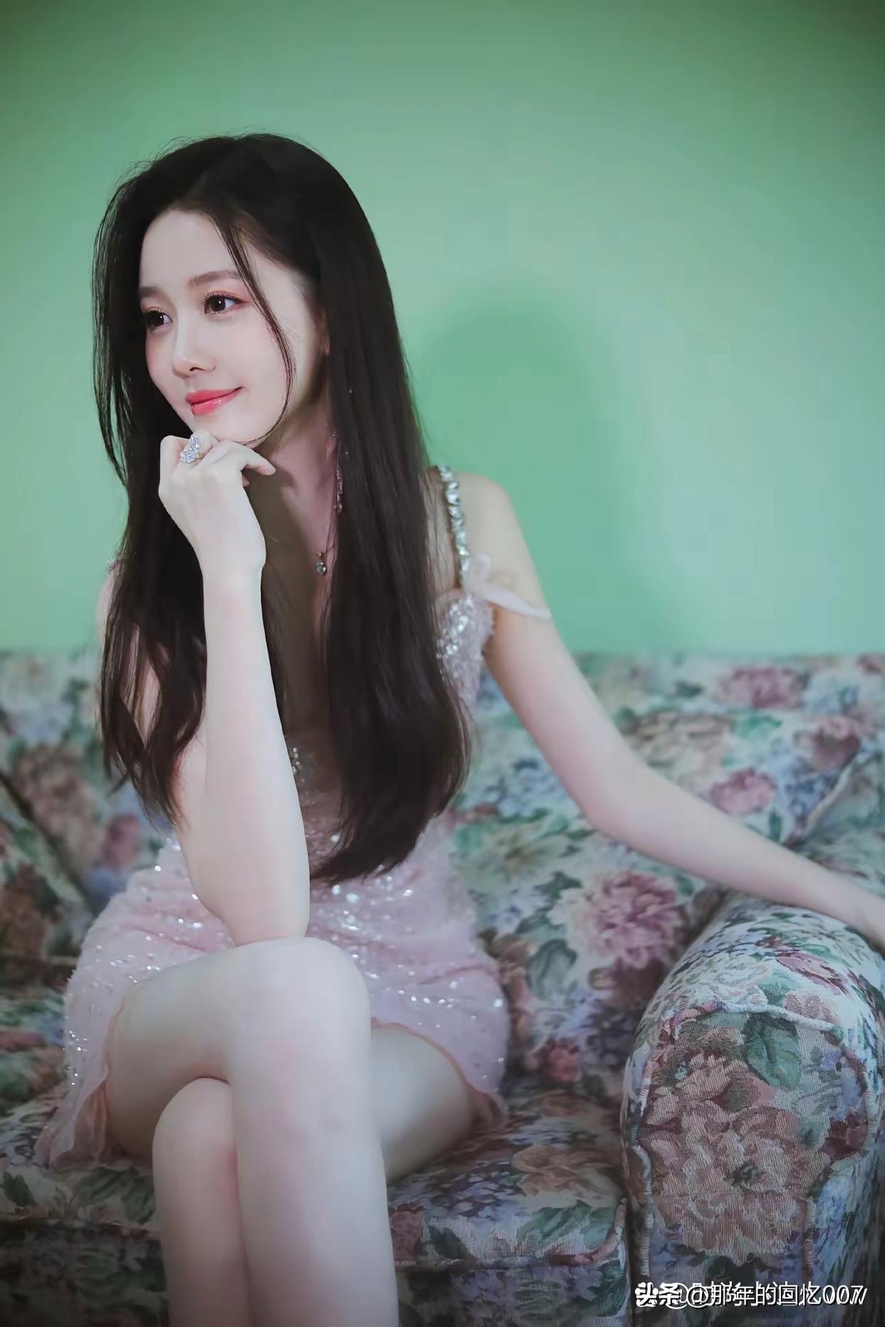 少女心满满，粉色亮片连衣裙，甜美可人！💖✨