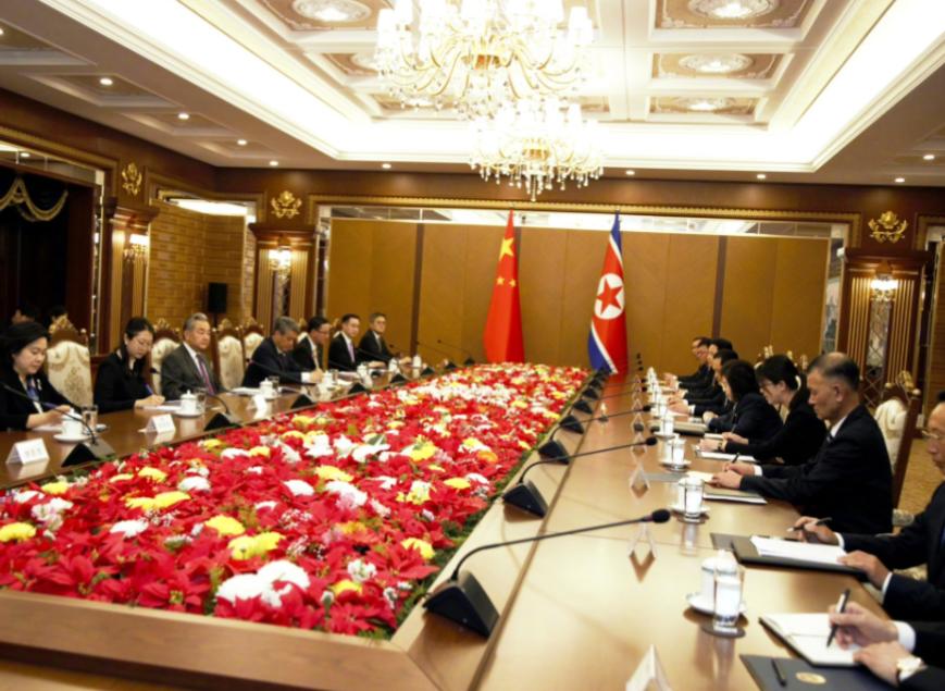 中国和朝鲜谈妥了
当地时间4月9日，中国外交部长王毅在平壤锦绣山迎宾馆和朝鲜外相