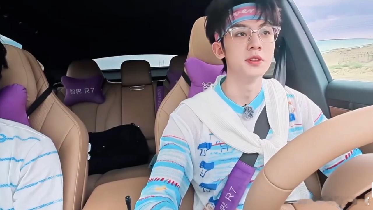 左航因为是我们来了车内闲聊名场面，张泽禹疑惑为啥他们一过来就下起雨，左航顺势接下