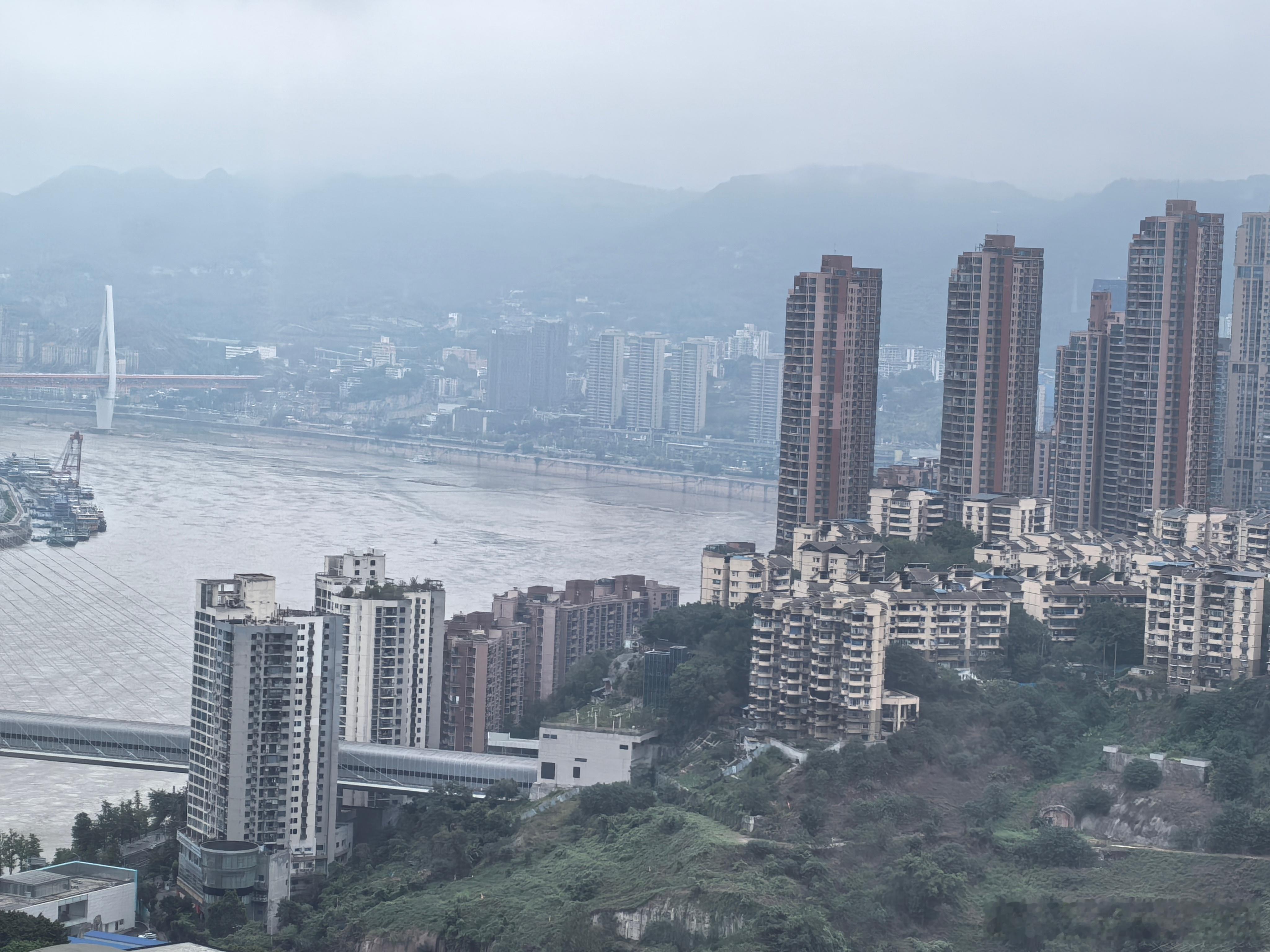 乘海航飞机从海口飞抵重庆，入住嘉陵江边一家酒店。这已是最近几个月第三次来重庆了。