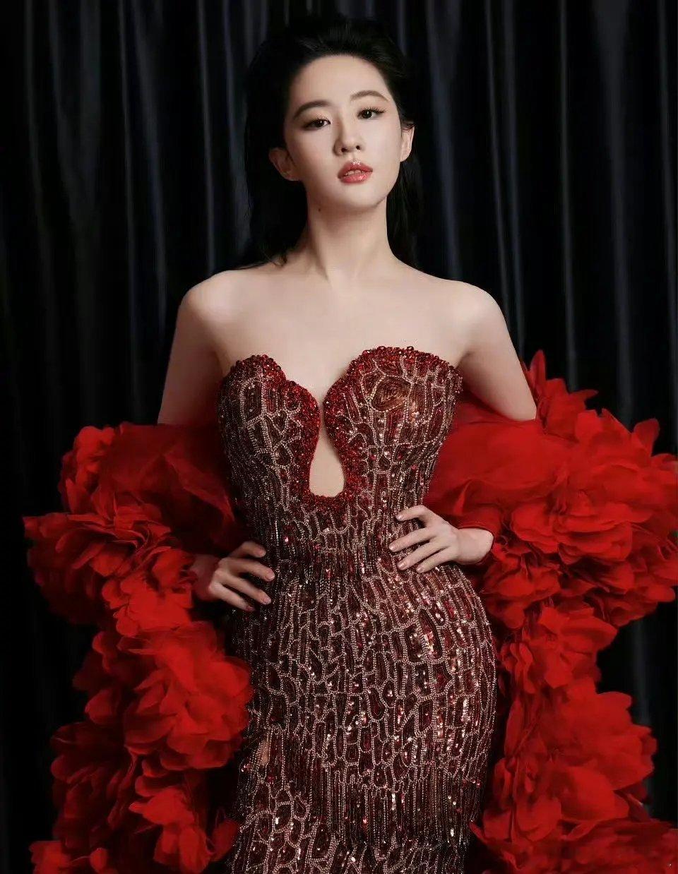 刘亦菲真的把这套高定穿出了韵味，金尊玉贵的女王感 ​​​