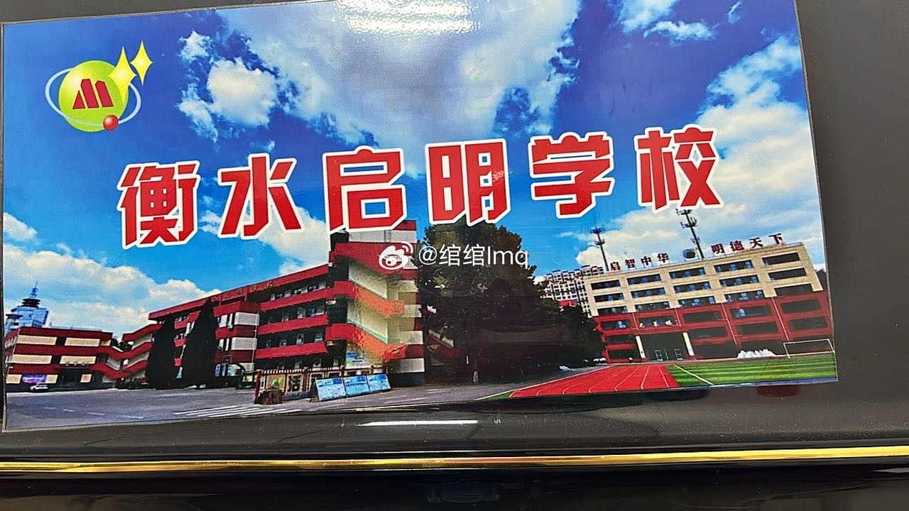 守着一间教室，满眼都是亮晶晶的小脑袋。他们会把糖偷偷塞我手里，叽叽喳喳讲趣事，天