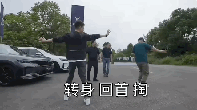 岚图FREE 318用318命名，一层意思是要致敬中国最美公路318，想体现年轻