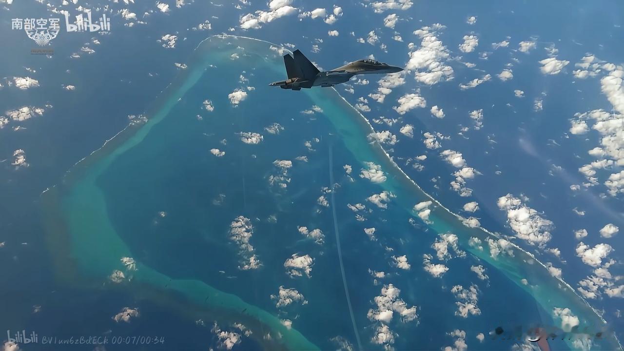 中国南部战区空军的苏30МКК和歼-16战斗轰炸机，以及轰-6K轰炸机编队巡航黄