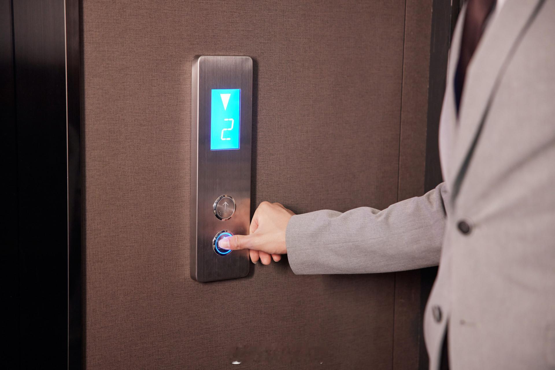 上海一公寓电梯形似棺材 有些地铁站，电梯设计说实在的真的看不懂，为啥这么设计呢。