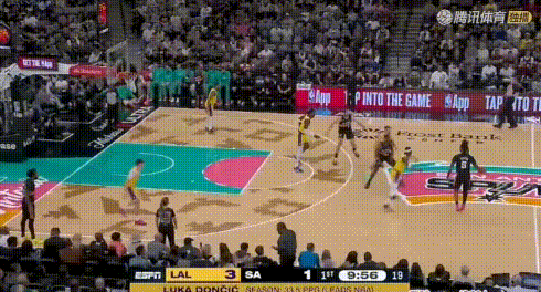 罕见！湖人竟现极致外线换防。
马刺外线2次掩护，湖人外线无限换防：拉拉维亚、范德