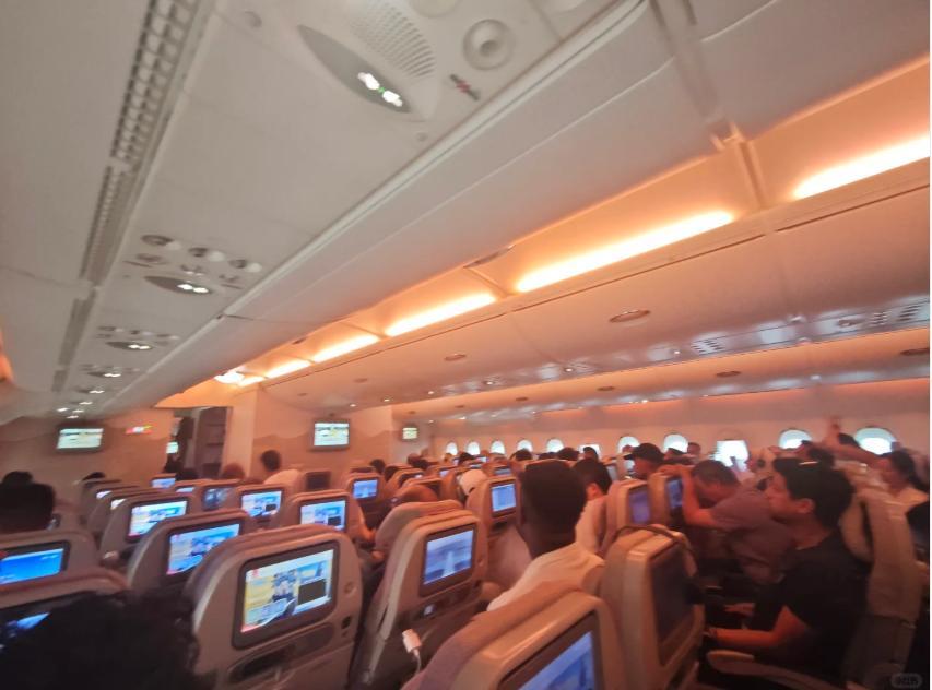 7月23日报道浙江杭州，阿联酋航空EK302航班因天气备降后，飞机稳稳停靠在中国