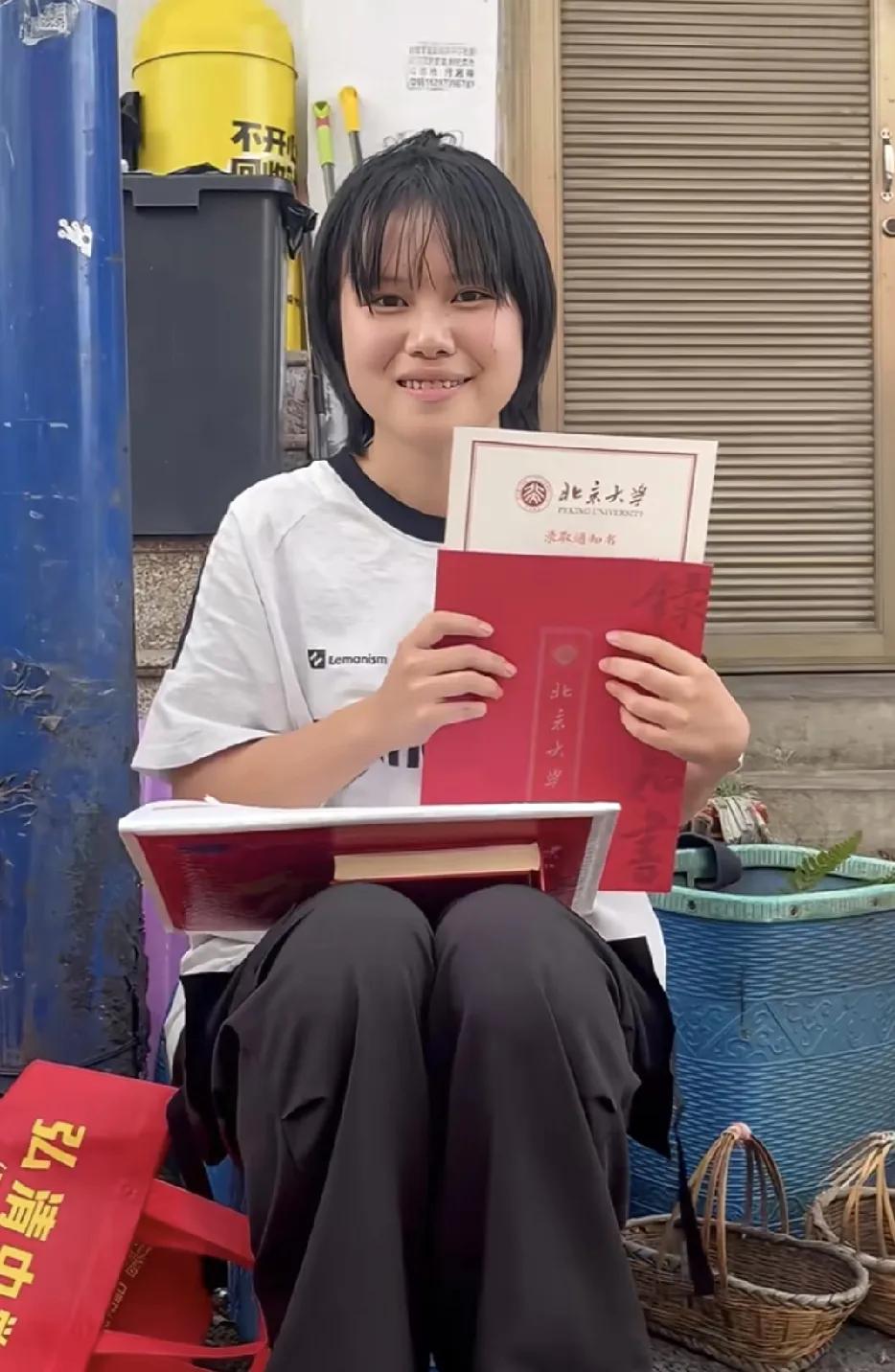 云南鲁甸，一名女孩笑盈盈的拿着北大录取通知书，在此之前，她是一名普普通通坐在一堆