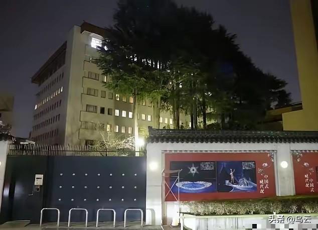 原来日本那个持刀强闯大使馆的军官曾经被咱们审讯了大概三个小时

​很多最新消息陆