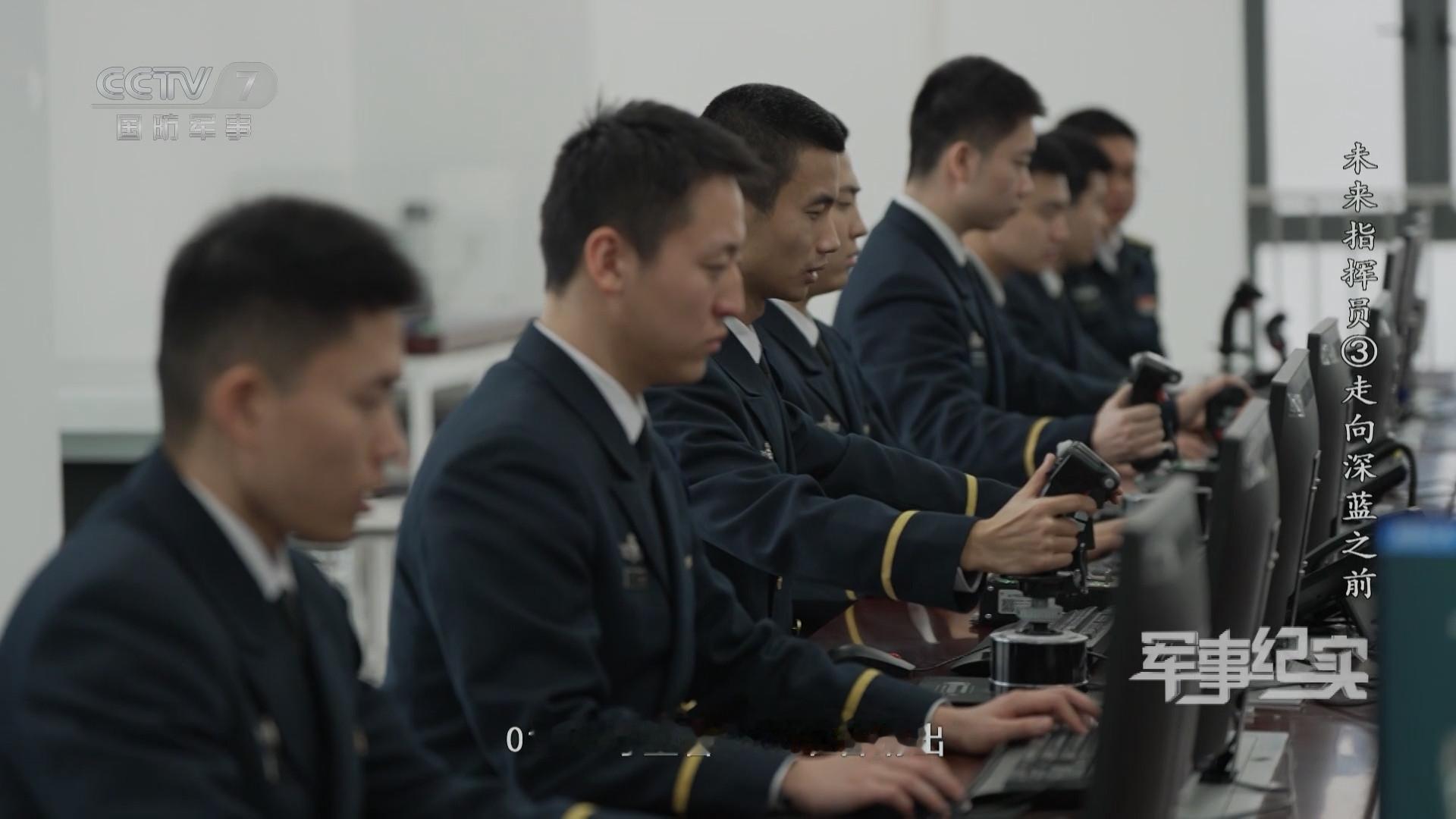 海军工程大学电磁发射工程专业的学员，通过学校自己研发的电磁弹射操作训练模拟器，在