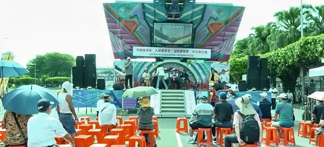 国民党8月1日响应民间团体组织民众上凯道“拒绝毒酒驾”，但现场画面显示，台下约只