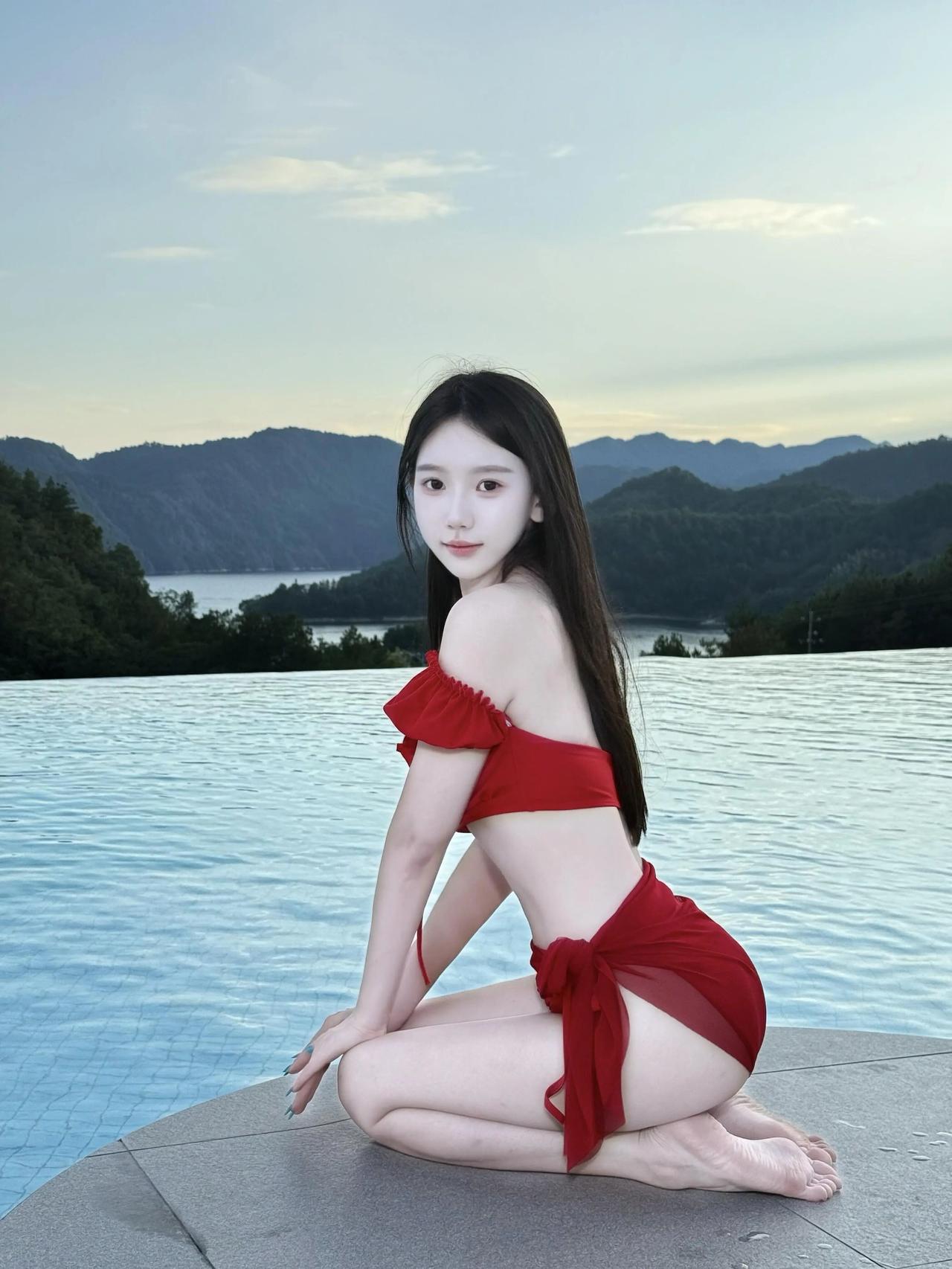 无边泳池与红裙少女，邂逅山水间的夏日浪漫风景里的美女 海边游玩美女 海边度假红裙