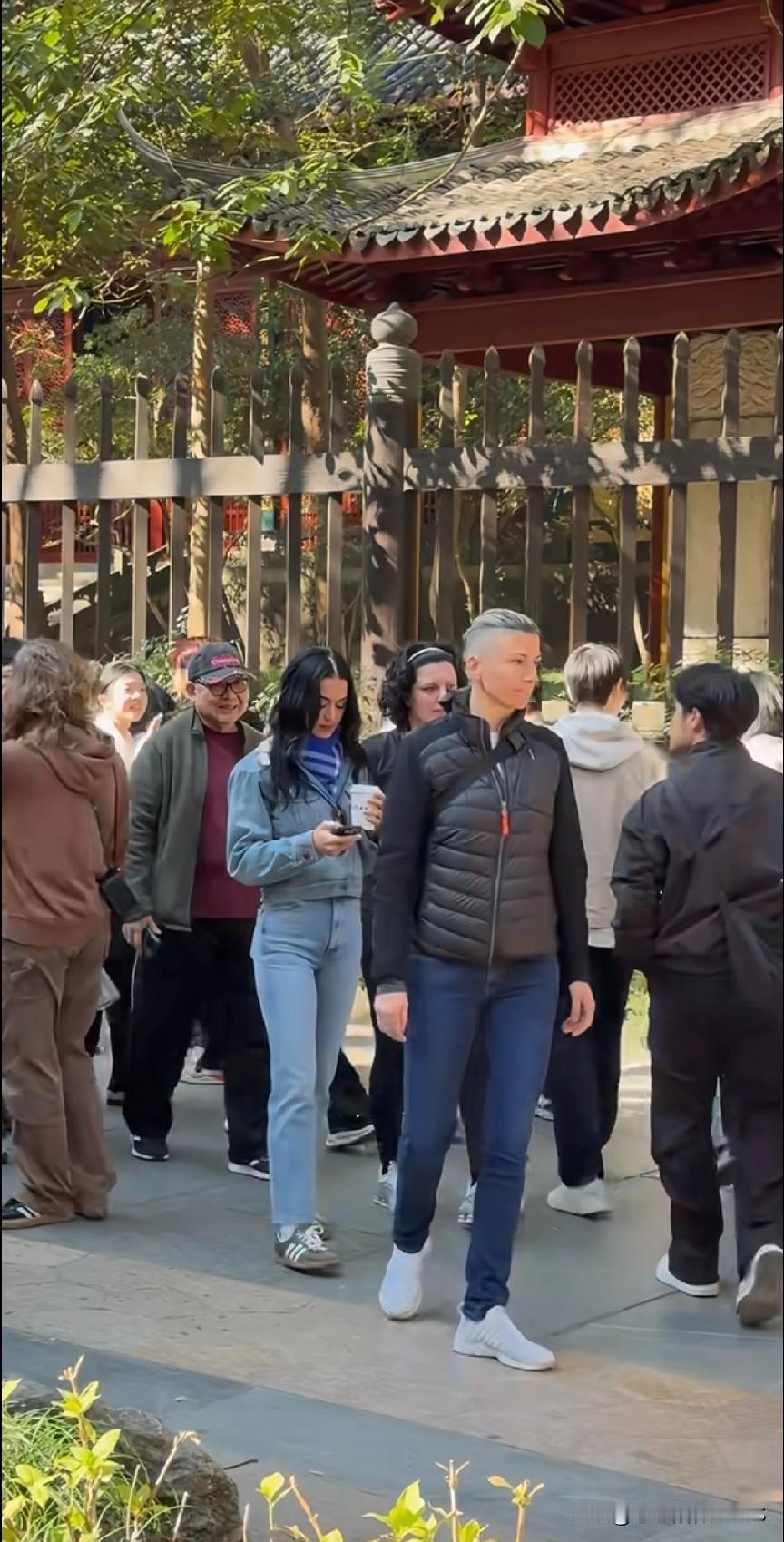 水果姐在灵隐寺被网友偶遇，
穿着随意、状态松弛，
就像个普通外国游客一样自在逛寺