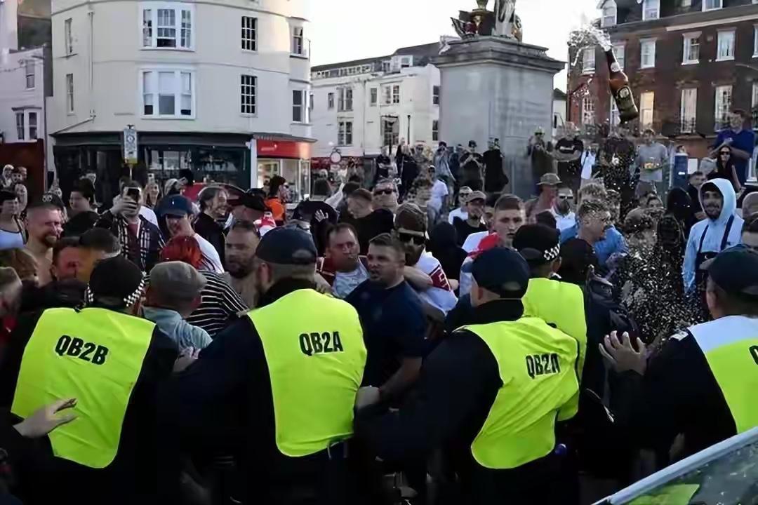 谁来救救香港移民英国的同胞，英国政府不信守承诺，居住满了承诺的时间，并没有得到英