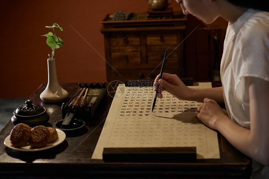 给自己一句话，你会说什么? 一定要管住自己。这是一个人最重要的事。没有强大的自制