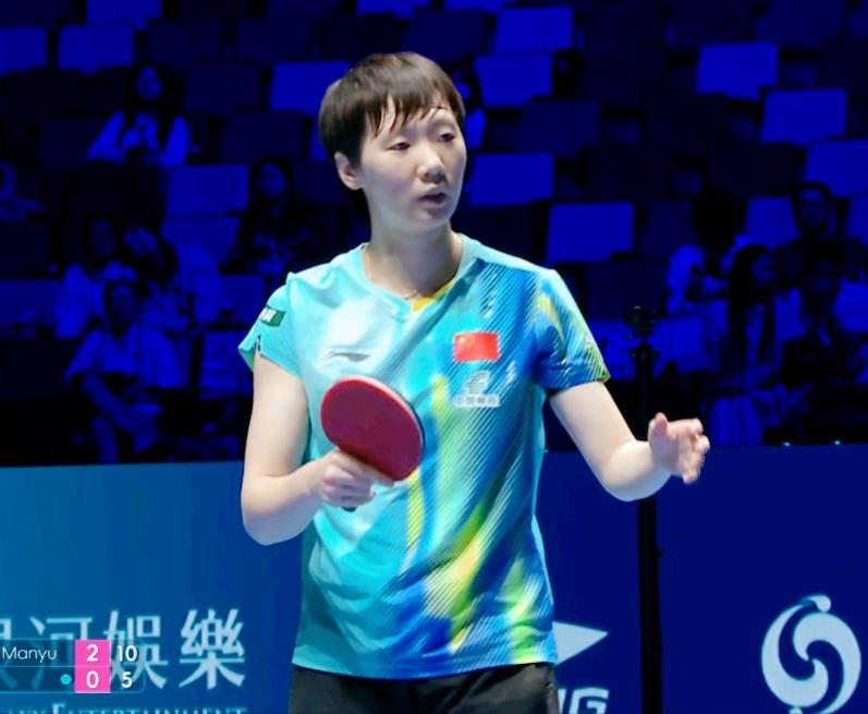 付玉面对鳗鱼，为啥发球连连失误？

其实是鳗鱼给她压力太大了，
她发的极长球，