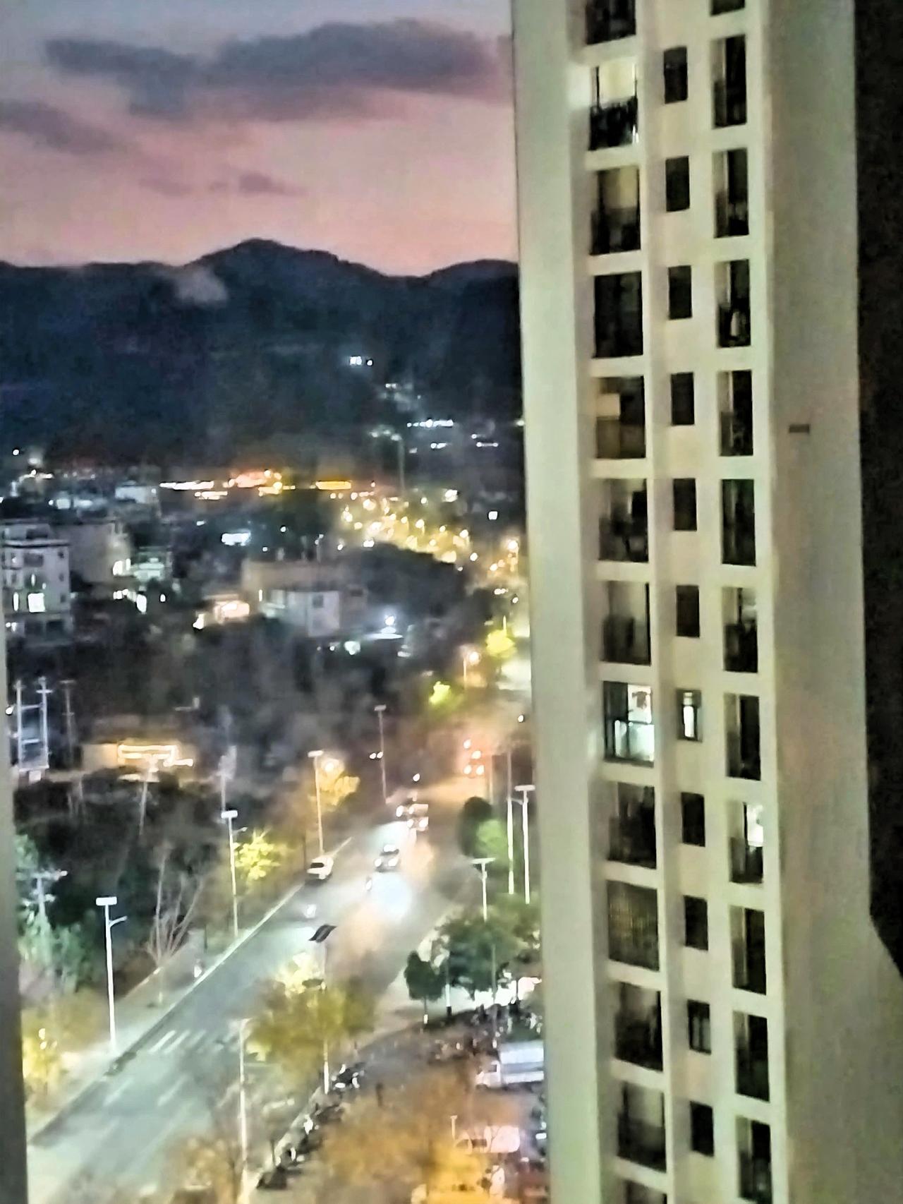 山外青山楼外楼，夜色轻笼万家灯。踱步至窗前，这如诗如画的景致仿佛有股无形的魔力，