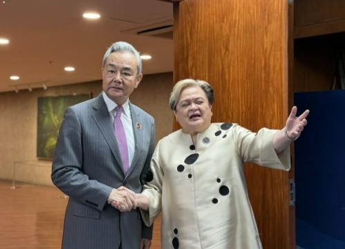 东盟外长会刚开场气氛就僵到冰点？王毅外长一句话救场！菲律宾两头讨好太可笑，再挑衅