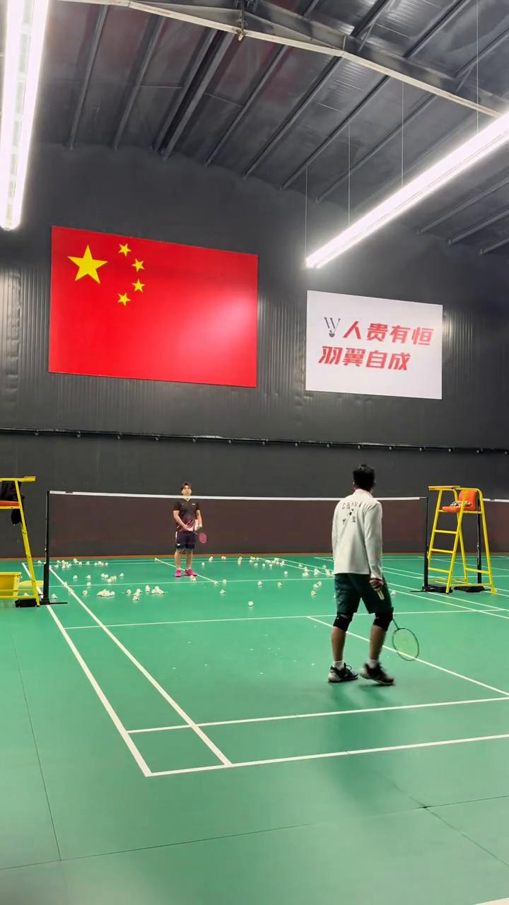 羽毛球反手的几种基本基础动作。
我们在处理反手球时总是被抓，这是因为你的变化太少