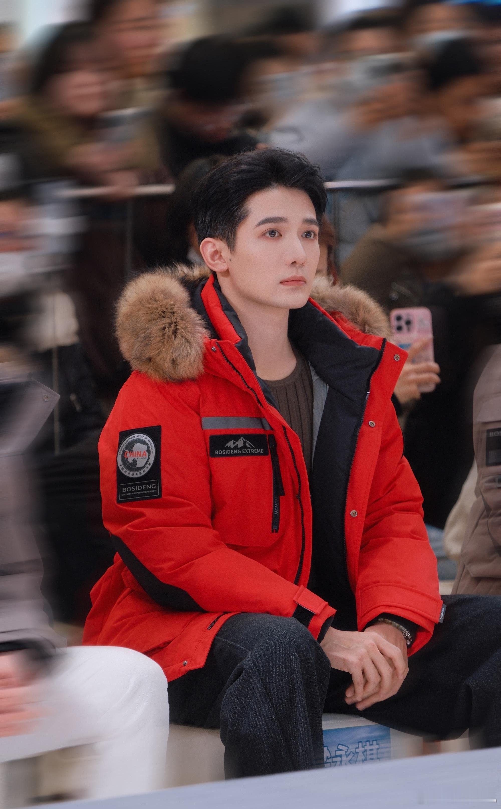 无畏畅行，非凡相遇。欢娱影视演员今日以波司登品牌推荐官身份出席品牌活动。 