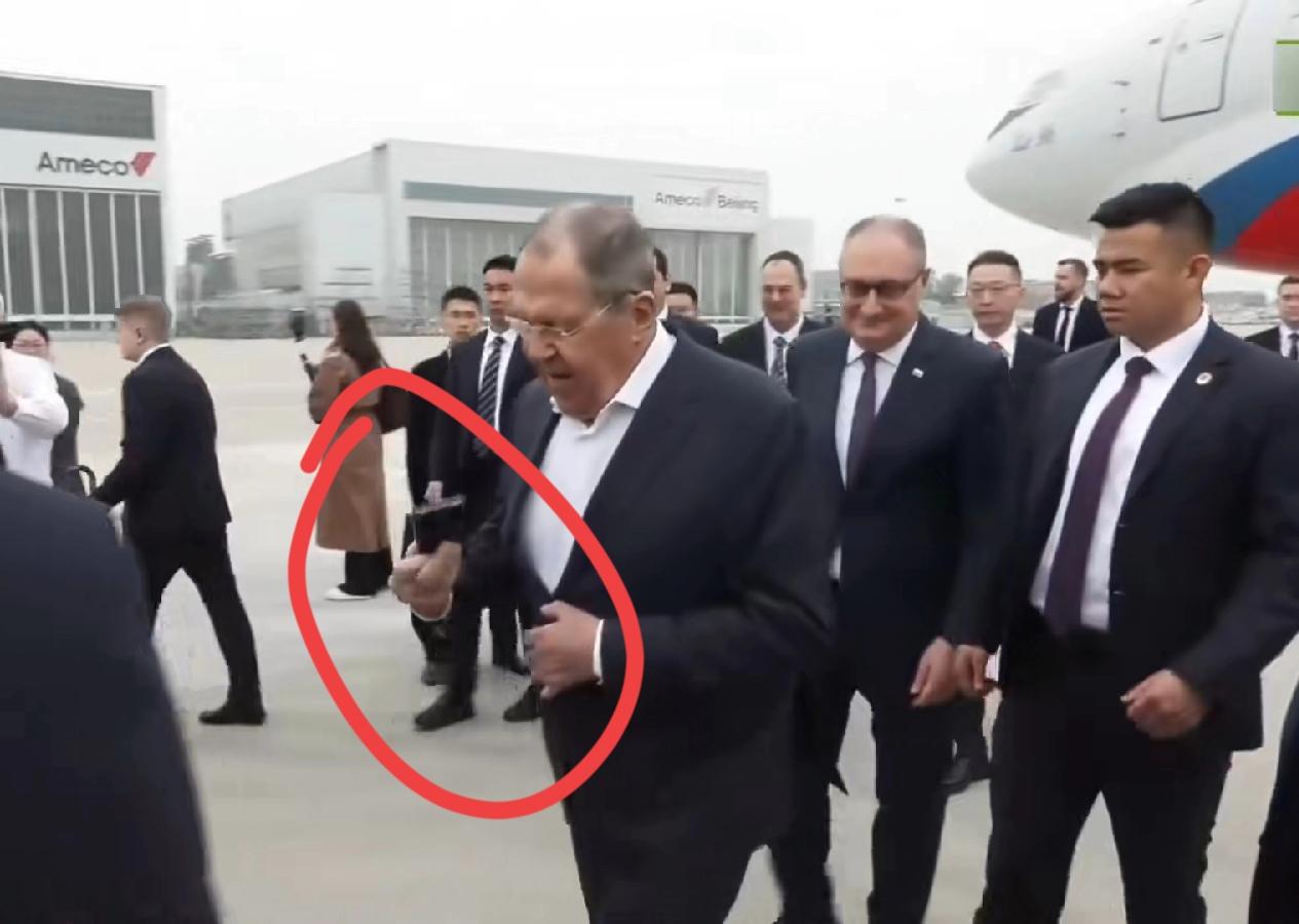 拉夫罗夫太接地气，下飞机时，手机放在屁股兜里了，与接机人员握完手，上车前掏手机，