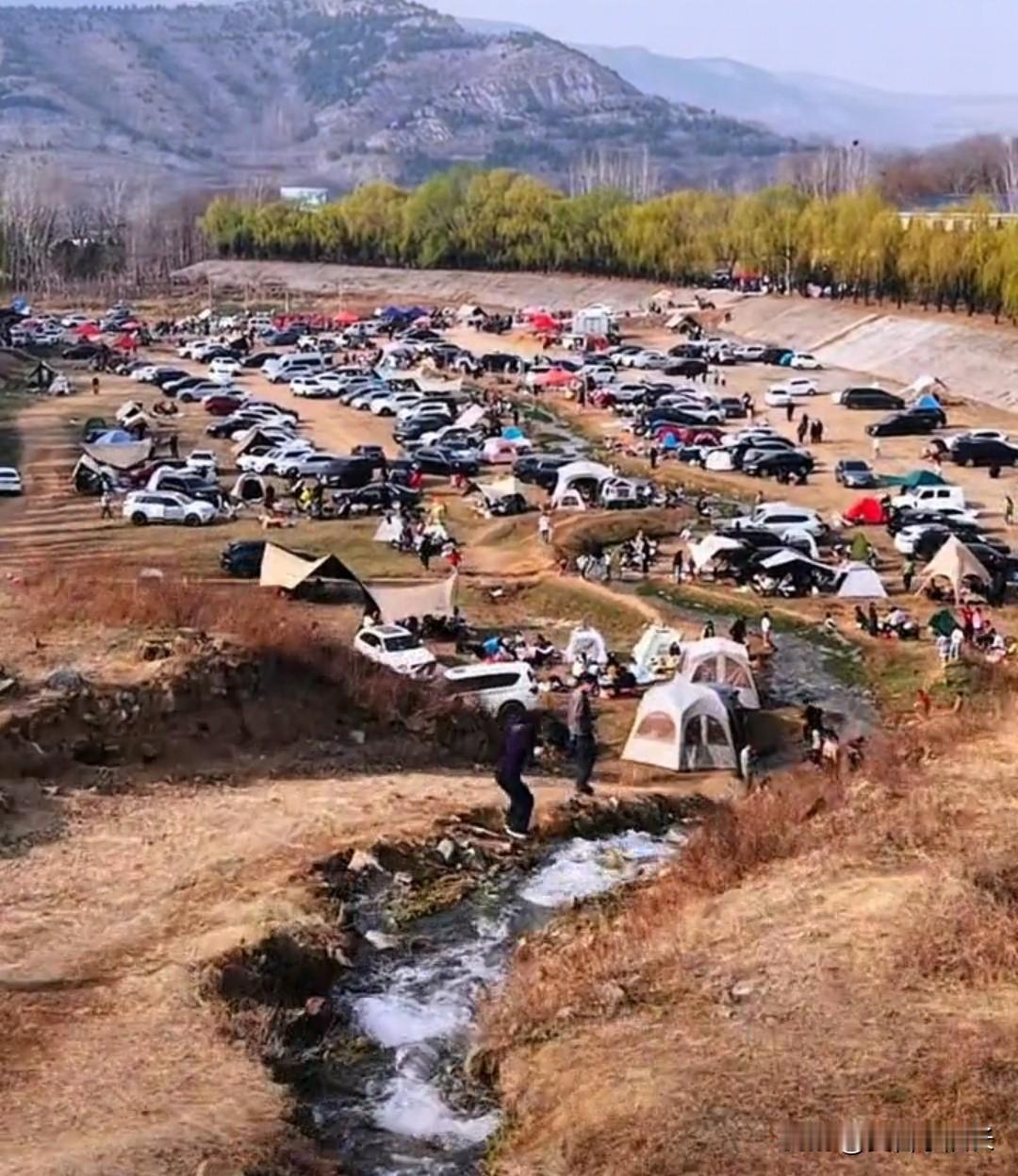 假期是什么，假期就是攻打景区，攻占山头，攻陷河边，攻入水库。这个清明假期，你们都