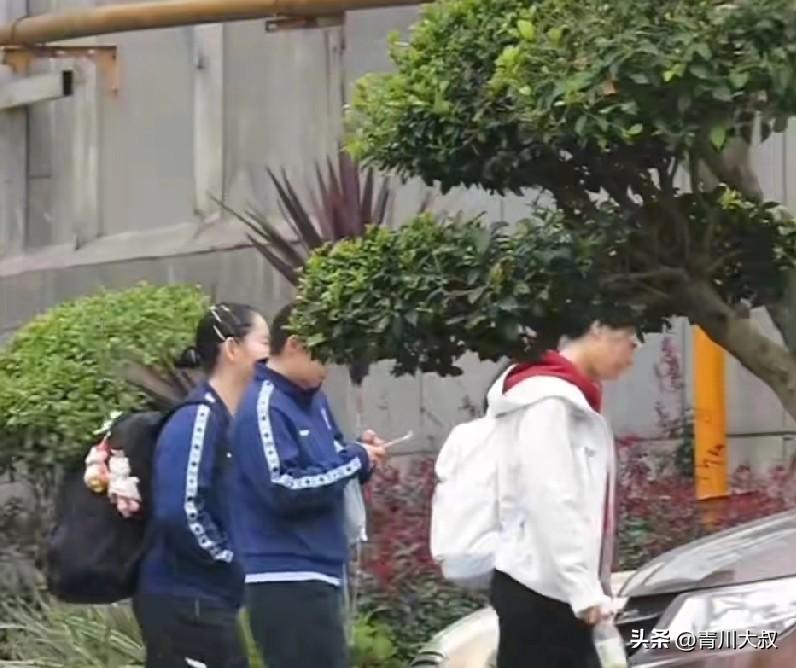 敢硬生生偷看孙颖莎手机，还不挨打的，只有佳佳了吧！

国乒在成都集训，
据说训练